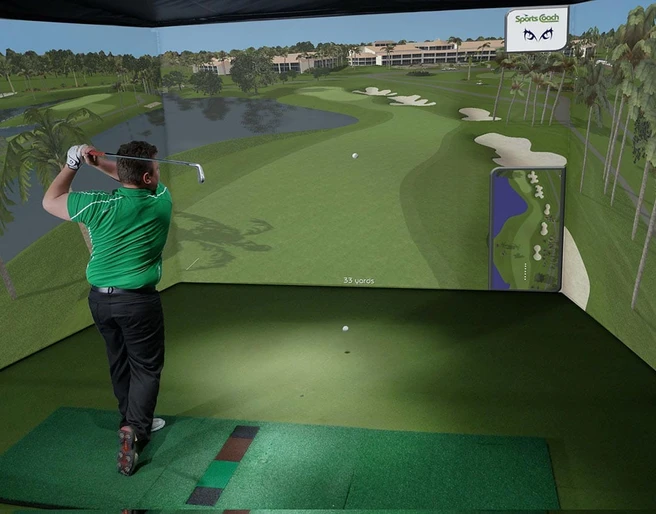 Virtuelles Golfspiel auf der Bettmeralp Indoor Golf Bettmeralp im Sportzentrum Bachtla mit Spieler beim Schwung auf virtuellem Golfplatz mit WasserhindernisIndoor Golf Bettmeralp at the Bachtla sports center with players swinging on a virtual golf course with water hazardsIndoor Golf Bettmeralp au centre sportif de Bachtla avec un joueur en train de faire un swing sur un parcours de golf virtuel avec obstacles d'eau