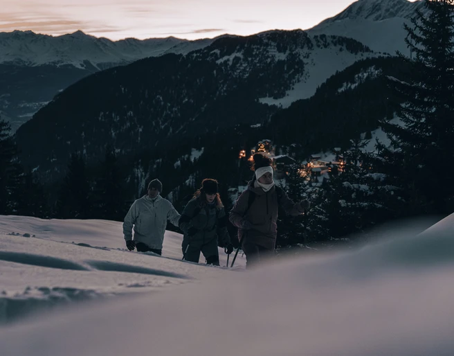Abendstimmung bei Schneeschuhtour Vollmondfondue Bättmerhitta in der Aletsch Arena mit Schneeschuhwanderung bei Sonnenuntergang und Blick auf die Bettmeralp