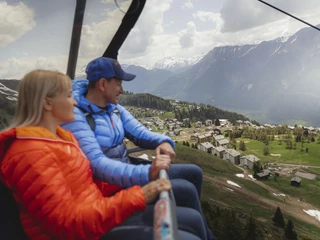 Voyage de printemps avec le télésiège Hohfluh Frühlingsfahrten Hohfluh mit Wanderern auf einem Bergweg oberhalb des Grossen AletschgletschersSpring rides Hohfluh with hikers on a mountain trail above the Great Aletsch GlacierCourses printanières Hohfluh avec des randonneurs sur un chemin de montagne au-dessus du grand glacier d'Aletsch