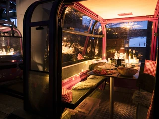 Fondue romantique dans la gondole Fonduegondel Bettmerhorn mit stimmungsvoller Beleuchtung und gedecktem Tisch für ein winterliches Abendessen in der Aletsch ArenaBettmerhorn fondue gondola with atmospheric lighting and table setting for a winter dinner in the Aletsch ArenaTélécabine à fondue Bettmerhorn avec éclairage d'ambiance et table dressée pour un dîner hivernal dans l'Aletsch Arena