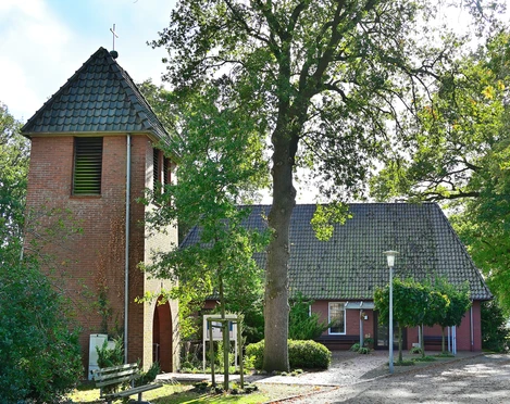 Kapelle Nordloh Kapelle Nordloh: Historische Backsteinkapelle mit markantem Turm