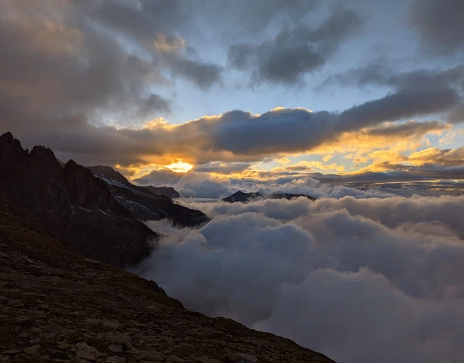 Sunrise over the sea of clouds Nachtwanderung Bettmeralp Belalp mit spektakulärem Sonnenaufgang über einem dichten Wolkenmeer in der Aletsch ArenaNight hike Bettmeralp Belalp with spectacular sunrise over a dense sea of clouds in the Aletsch ArenaRandonnée nocturne Bettmeralp Belalp avec un lever de soleil spectaculaire sur une épaisse mer de nuages dans l'Aletsch Arena