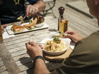 Spécialités valaisannes pour les vététistes Bike Genuss Tour Aletsch Arena mit Bikern beim Genuss regionaler Walliser Spezialitäten auf der Sonnenterrasse nach der TourBike pleasure tour Aletsch Arena with bikers enjoying regional Valais specialties on the sun terrace after the tourBike Genuss Tour Aletsch Arena avec des vététistes dégustant des spécialités régionales valaisannes sur la terrasse ensoleillée après le tour