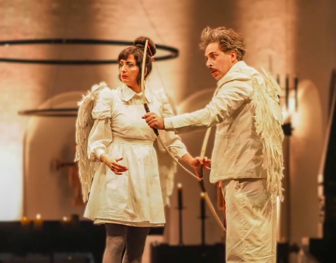 Cirque Bouffon - Célébration  Zwei Künstler in Engel-Kostümen auf einer Bühne während einer Aufführung des Cirque Bouffon.Two artists in angel costumes on a stage during a Cirque Bouffon performance.