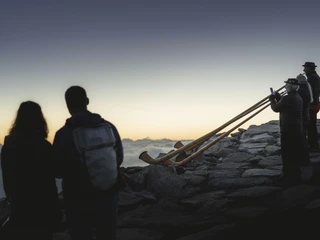 Alphornbläser bei Tagesanbruch Sonnenaufgangsfahrt Eggishorn mit Alphornbläsern beim Spiel im Morgenlicht vor der Alpenkulisse