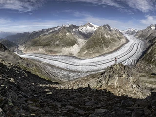 Aussicht auf den Grossen Aletschgletscher 2-für-1 Matterhorn Aletschgletscher mit Blick auf den Gletscher und die umliegenden Walliser Alpen im Sonnenlicht