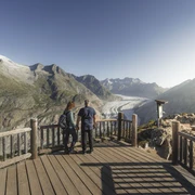 Panorama auf den Aletschgletscher Aletsch Entdeckerpass mit Paar am Aussichtspunkt Moosfluh mit Blick auf den Grossen Aletschgletscher