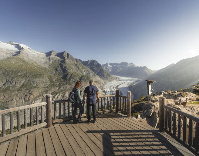 Panorama auf den Aletschgletscher Aletsch Entdeckerpass mit Paar am Aussichtspunkt Moosfluh mit Blick auf den Grossen Aletschgletscher