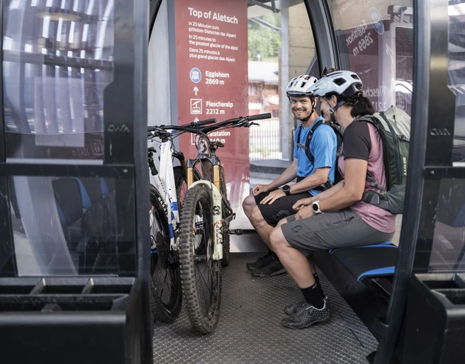 Entspannt bergauf mit Bike und Aussicht Bike Transport Aletsch Arena mit Bikern in der Gondelbahn Richtung Fiescheralp
