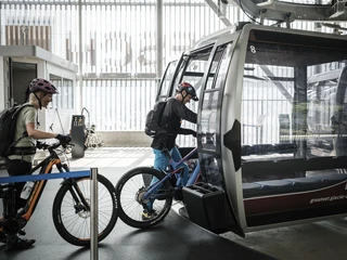 Mit dem Bike in die Gondel – Start in Fiesch Bike Transport Aletsch Arena mit Bikern beim Einstieg in die Gondelbahn Fiesch-Fiescheralp mit E-Bikes