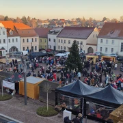 Weihnachtsmarkt Dahlen - Weihnachten in der Region Leipzig Der belebte Weihnachtsmarkt in Dahlen, umgeben von historischen Gebäuden und geschmückten Ständen.