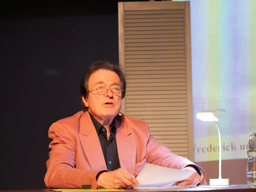 Helmut Thiele liest aus André Georgis Trump P1001426 (c) Harald Keller.jpg