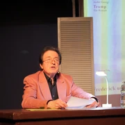 Helmut Thiele liest aus André Georgis Trump P1001426 (c) Harald Keller.jpg