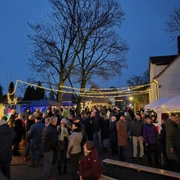 Weihnachtsmarkt Elstertrebnitz - Weihnachten in der Region Leipzig  Besucher auf dem Weihnachtsmarkt von Elstertrebnitz in festlicher Abendstimmung.