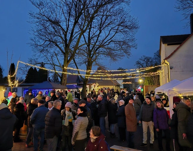 Weihnachtsmarkt Elstertrebnitz - Weihnachten in der Region Leipzig  Besucher auf dem Weihnachtsmarkt von Elstertrebnitz in festlicher Abendstimmung.