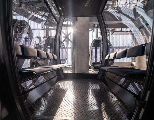 Modern Aletsch Bahnen gondola lift In der modernen Gondelbahn Fiesch–Eggishorn erleben Gäste bei der Mehrfahrt Aletsch Arena stilvollen Komfort und beste AussichtOn the modern Fiesch-Eggishorn gondola lift, guests experience stylish comfort and the best views on the Aletsch Arena multi-rideDans la télécabine moderne Fiesch-Eggishorn, les visiteurs profitent d'un confort élégant et d'une vue exceptionnelle lors de leur voyage à plusieurs dans l'Aletsch Arena.