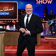 Die Stefan Raab Show  Stefan Raab steht in einem schicken Anzug auf einer modernen TV-Show-Bühne.Stefan Raab stands on a modern TV show stage in a smart suit.