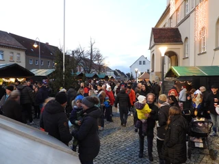 Weihnachtsmarkt Dommitzsch - Weihnachten in der Region Leipzig  Eine lebhafte Menschenmenge besucht einen Weihnachtsmarkt in Dommitzsch.