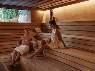 Sauna in der Kurhessen Therme In der Sauna von der Kurhessen Therme saunieren zwei Personen.Two people take a sauna in the Kurhessen Therme sauna.