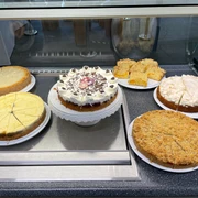 Kuchenauswahl am Tunnelcafé