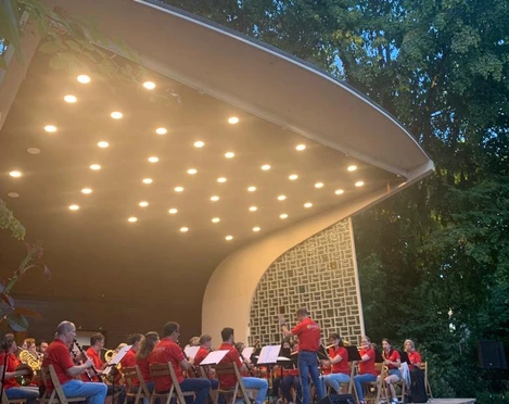 Die Stadtkapelle unterhält die Besucher im alten Stadtgarten