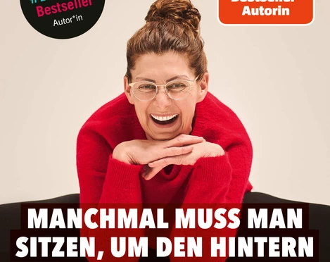 Cover - Sometimes you have to sit to get your butt up Eine lächelnde Jana Crämer, buchumschließende Bestseller-Logos unterstreichen Erfolg.A smiling Jana Crämer, book-covered bestseller logos underline success.