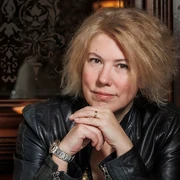 Nina George Eine Frau mit blonden Haaren in einer schwarzen Lederjacke blickt direkt in die Kamera.A woman with blonde hair in a black leather jacket looks directly into the camera.