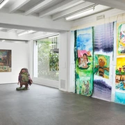 Amelie von Wulffen, installation view Farbige und verspielte Kunstinstallation mit Figur, Gemälde und Naturblick.Colorful and playful art installation with figure, painting and view of nature.