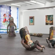 Amelie von Wulffen, installation view Eine Ausstellungsansicht mit bemalten Skulpturen und farbenfrohen Gemälden in einem hellen Raum.An exhibition view with painted sculptures and colorful paintings in a bright room.