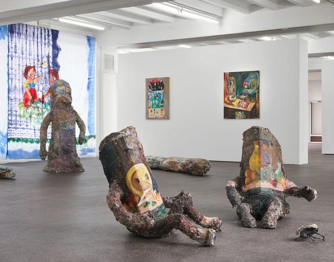 Amelie von Wulffen, installation view Eine Ausstellungsansicht mit bemalten Skulpturen und farbenfrohen Gemälden in einem hellen Raum.An exhibition view with painted sculptures and colorful paintings in a bright room.