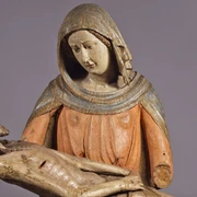 05_Pietà Bodensee Aachen Suermondt-Ludwig-Museum Foto Anne Gold.jpg Holzskulptur der Pietà zeigt Maria, die den toten Christus im Schoß hält.