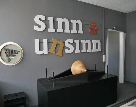 Die INSPIRATA - Zentrum für mathematisch-naturwissenschaftliche Bildung Der Schriftzug "Sinn & Unsinn" ziert die Wand eines Ausstellungsraums in der INSPIRATA Leipzig