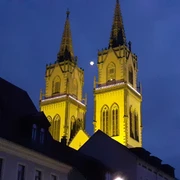 Oschatzer Weihnachtsmarkt - Weihnachten in der Region Leipzig  Das Bild zeigt die abendliche Silhouette der imposanten, beleuchteten Türme der Oschatzer Kirche.