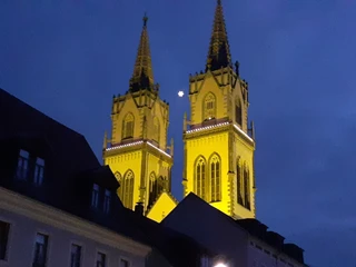 Oschatzer Weihnachtsmarkt - Weihnachten in der Region Leipzig  Das Bild zeigt die abendliche Silhouette der imposanten, beleuchteten Türme der Oschatzer Kirche.