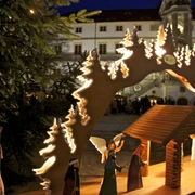 Dornröschens Schlossweihnacht Torgau - Weihnachten in der Region Leipzig  Ein kleiner Junge steht gebannt vor einer leuchtenden Weihnachtskrippe im Schloss.