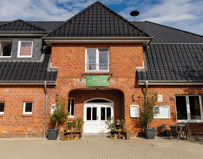 Aussenansicht Restaurant Patchwork.jpg Aussenansicht Restaurant Patchwork in Köthel mit Eingangstür und Backsteinfassade