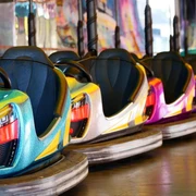 Bunte Autoscooter auf einer Kirmes.