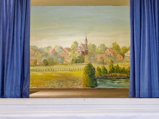 Bühnenbild Festsaal Zum Lindenkrug Witzeeze.jpg Gemahltes Bühnenbild im Festsaal Zum Lindenkrug Witzeeze