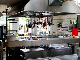 Impression Küche Landgasthof Zum Lindenkrug Witzeeze.jpg Impression Küche mit Herd und Küchengeräten im Landgasthof Zum Lindenkrug Witzeeze