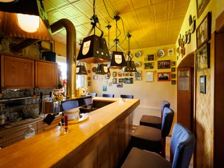 Tresenbereich Landgasthof Meincke.jpg Tresenbereich im Landgasthof Meincke mit Stühlen, Bar und Zapfanlage