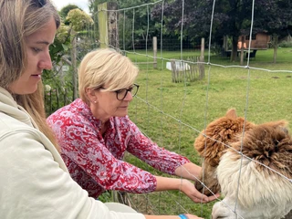 Damen mit Alpakas.jpeg