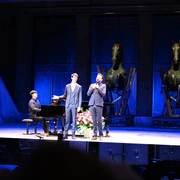 Red Cross Benefit Matinee at the Cologne Opera Konzert mit Klavierbegleitung auf Bühne, zwei Männer in Anzügen singen.Concert with piano accompaniment on stage, two men in suits sing.