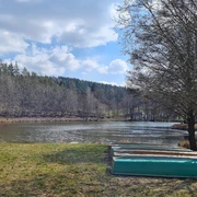 Teich im Schlosspark Leubnitz mit Booten