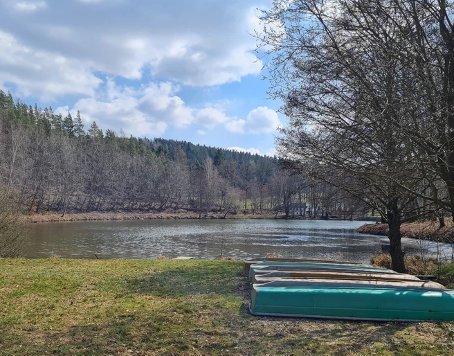 Teich im Schlosspark Leubnitz mit Booten