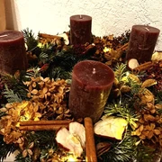 Bild Adventskranz.jpg Adventskranz mit Naturmaterialien in braun gehalten