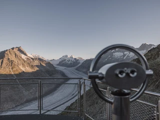 Ambiance matinale au View Point Eggishorn avec télescope Das View Point Package Aletsch zeigt ein Fernrohr auf dem Aussichtspunkt Eggishorn mit Blick über den Grossen Aletschgletscher in der MorgensonneThe View Point Package Aletsch shows a telescope on the Eggishorn vantage point with a view over the Great Aletsch Glacier in the morning sunLe View Point Package Aletsch montre une longue-vue sur le point de vue de l'Eggishorn avec vue sur le grand glacier d'Aletsch au soleil du matin.