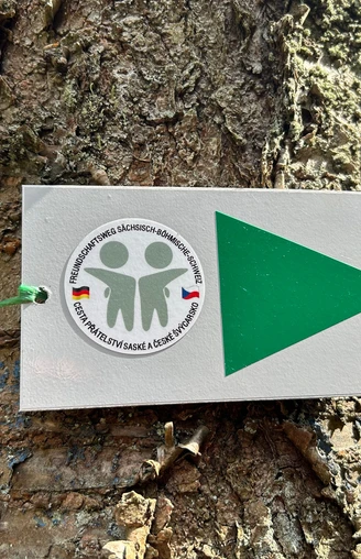 Die Markierung des Freundschaftswegs auf tschechischer Seite