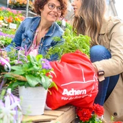 Zwei Frauen umrahmt von Blumen und Pflanzen auf Mille Fleurs