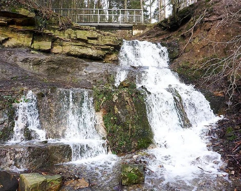 Wasserfall am grünen See