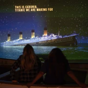 Rettungsboot - Titanic: Eine Immersive Reise Zwei Frauen sitzen in einem Rettungsboot und sehen eine Projektion der sinkenden Titanic an in er Ausstellung "Titanic: Eine Immersive Reise"